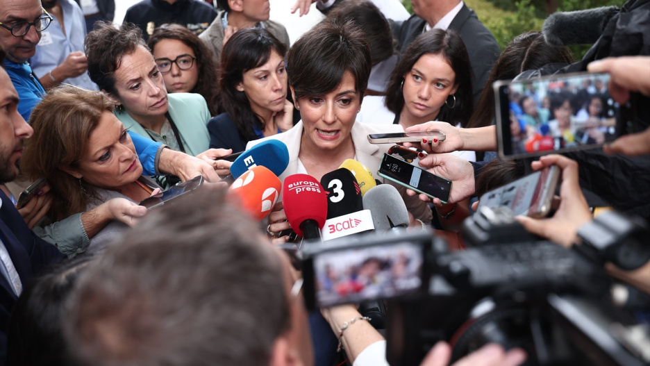 La ministra de Vivienda y Agenda Urbana, Isabel Rodríguez, atiende a los medios a su llegada a una sesión plenaria, en el Congreso de los Diputados, a 2 de octubre de 2026, en Madrid (España). El Congreso vota hoy la convalidación o derogación de los dos Reales Decretos en materia de vivienda publicados por el Gobierno esta semana en el BOE. En concreto se tratan del Real Decreto-ley 26/2026, de 29 de septiembre, por el que se adoptan medidas urgentes para la protección de la función social de la vivienda y la ampliación de la oferta de vivienda asequible, y del Real Decreto-ley 27/2026, de 29 de septiembre, por el que se adoptan medidas urgentes para reforzar la estabilidad de los contratos de arrendamiento de vivienda habitual.

Eduardo Parra / Europa Press
02/10/2026