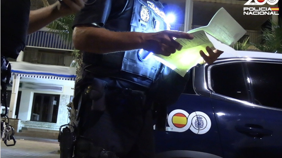 (Foto de ARCHIVO)
Agente de la Policía Nacional, de noche.