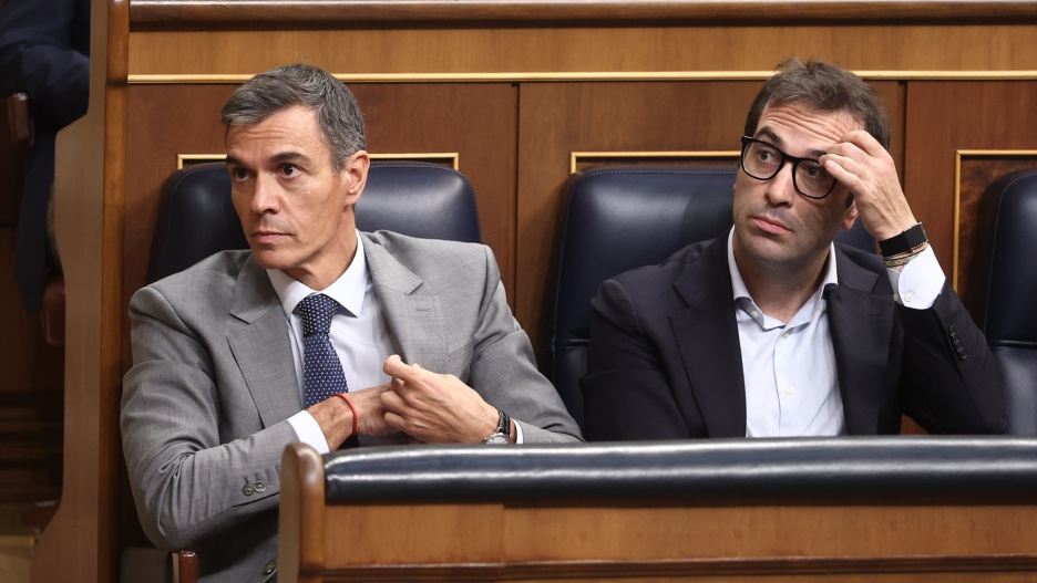 El presidente del Gobierno, Pedro Sánchez, y el vicepresidente primero y ministro de Economía, Empresa y Comercio, Carlos Cuerpo, durante una sesión plenaria, en el Congreso de los Diputados, a 2 de octubre de 2026, en Madrid (España). El Congreso vota hoy la convalidación o derogación de los dos Reales Decretos en materia de vivienda publicados por el Gobierno esta semana en el BOE. En concreto se tratan del Real Decreto-ley 26/2026, de 29 de septiembre, por el que se adoptan medidas urgentes para la protección de la función social de la vivienda y la ampliación de la oferta de vivienda asequible, y del Real Decreto-ley 27/2026, de 29 de septiembre, por el que se adoptan medidas urgentes para reforzar la estabilidad de los contratos de arrendamiento de vivienda habitual.

Eduardo Parra / Europa Press
02/10/2026