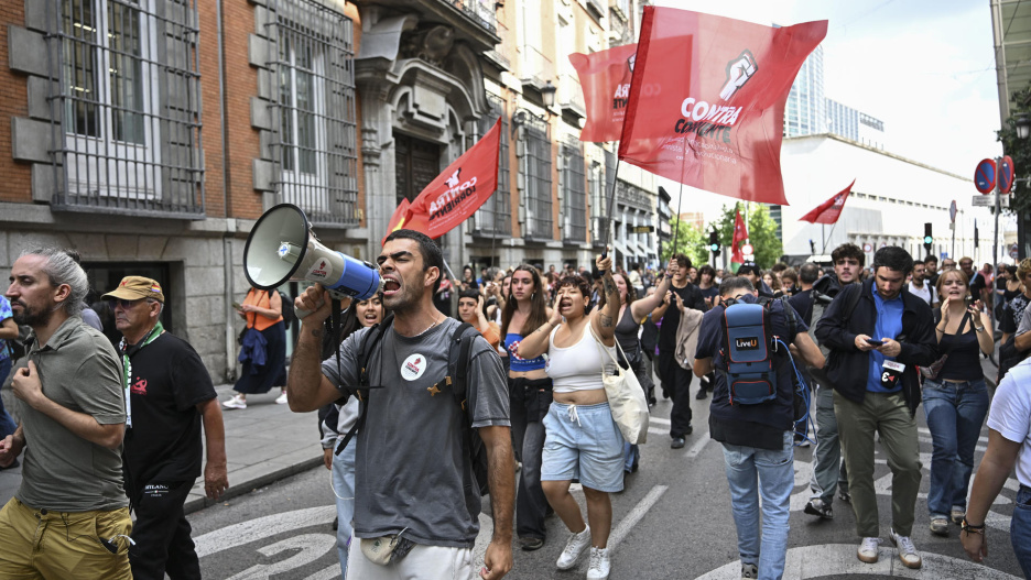 Los manifestantes regresan a la Puerta del Sol desde el Congreso de los Diputados tras la votación de los dos decretos sobre vivienda. Centenares de acampados en la Puerta del Sol en demanda de medidas para hacer frente a la crisis de la vivienda se han concentrado a las inmediaciones del Congreso de los Diputados de cara al debate y la votación de los dos decretos sobre vivienda que previsiblemente serán rechazados este viernes por la Cámara Baja. EFE/Fernando Villar