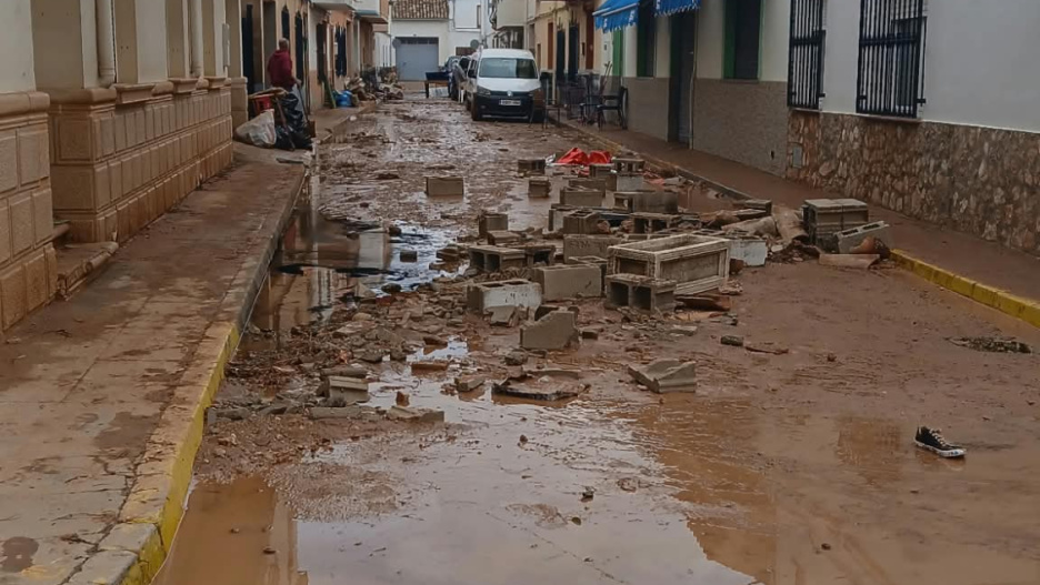 Una de las calles afectadas por la riada en Madrigueras (Albacete)