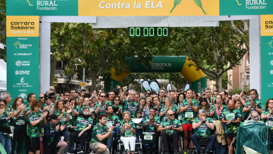 Miles de personas participan en la carrera solidaria contra la ELA en Toledo