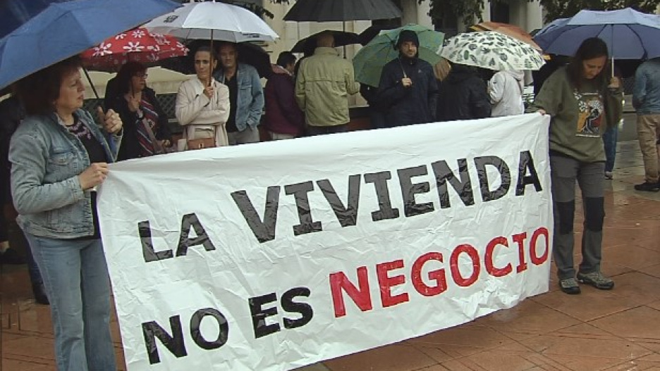 Concentración en Cuenca por la vivienda bajo la lluvia