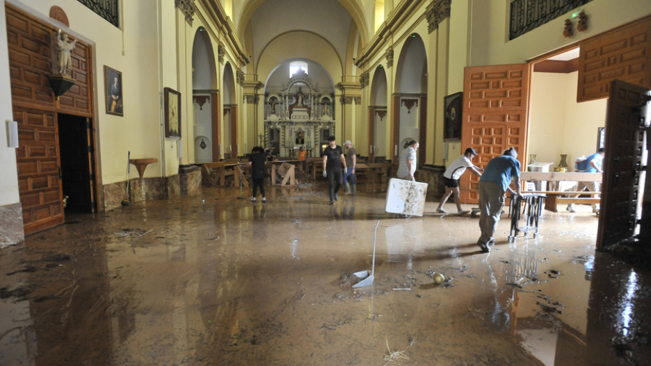 La iglesia de Madrigueras se anegó por la tromba de agua.