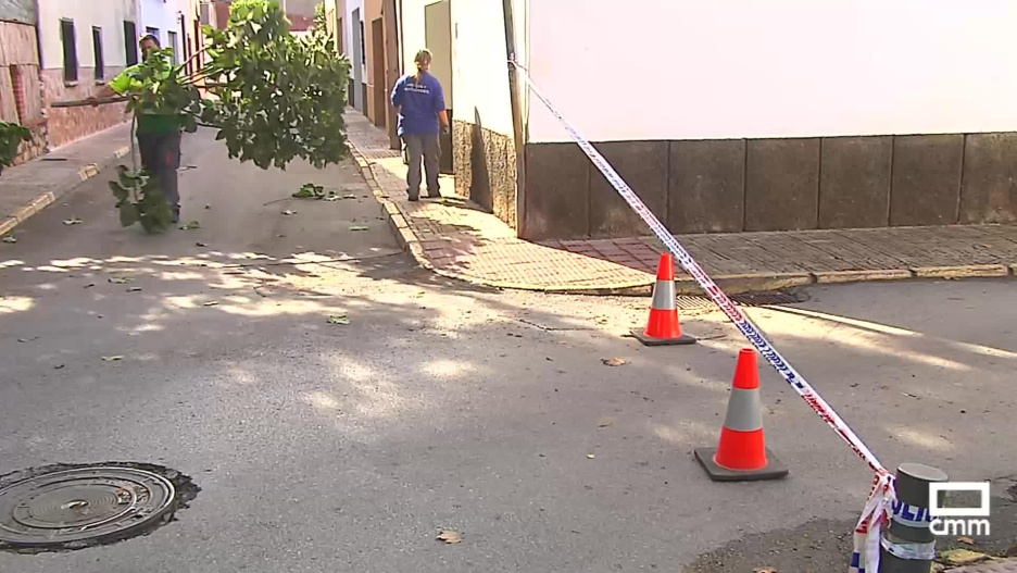 Limpieza de calles en Quintanar de la Orden.