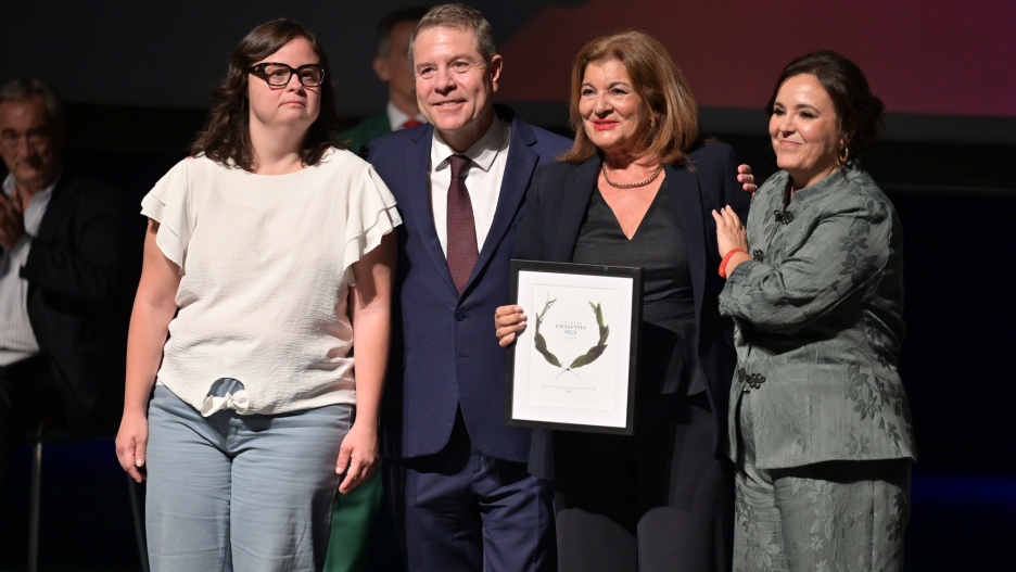 Carmen Amores recoge el premio Excelente de ENCLM por el 25 aniversario de CMM