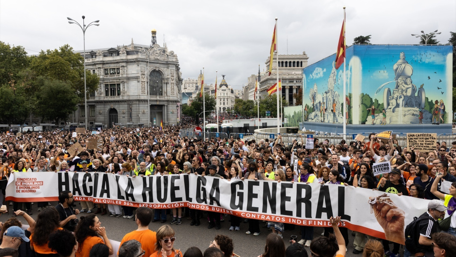 Imagen de archivo de Numerosas personas sostienen una pancarta con el lema 'Hacia la huelga general' durante la manifestación para exigir una reducción del precio de los alquileres de la vivienda

ANANDA MANJÓN / EUROPA PRESS
03/10/2026