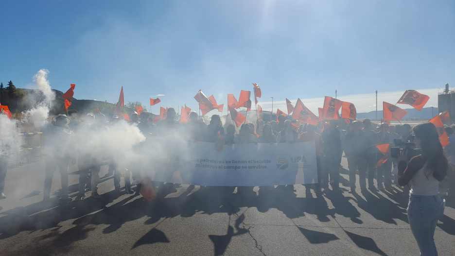 Concentración de UPA frente a Repsol Puertollano.