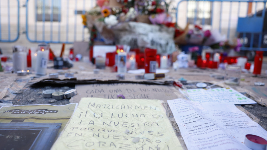 MADRID (ESPAÑA), 09/10/2026.- Vista del altar improvisado a Maricarmen Abascal, la anciana de 87 años fallecida el miércoles y cuyo desahucio, hace casi dos semanas, desencadenó una ola de protestas en toda España por la situación de la vivienda, junto a los acampados en la Puerta del Sol de Madrid este viernes, que mantienen vivo su recuerdo. EFE/Mariscal