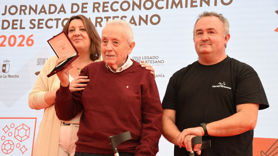 Rafael Cebrián Molina, alfarero y ceramista de La Roda (Albacete) ha recogido este viernes la Medalla al Mérito Artesano de Castilla-La Mancha en Farcama.

REMITIDA / HANDOUT por JCCM
Fotografía remitida a medios de comunicación exclusivamente para ilustrar la noticia a la que hace referencia la imagen, y citando la procedencia de la imagen en la firma
09/10/2026