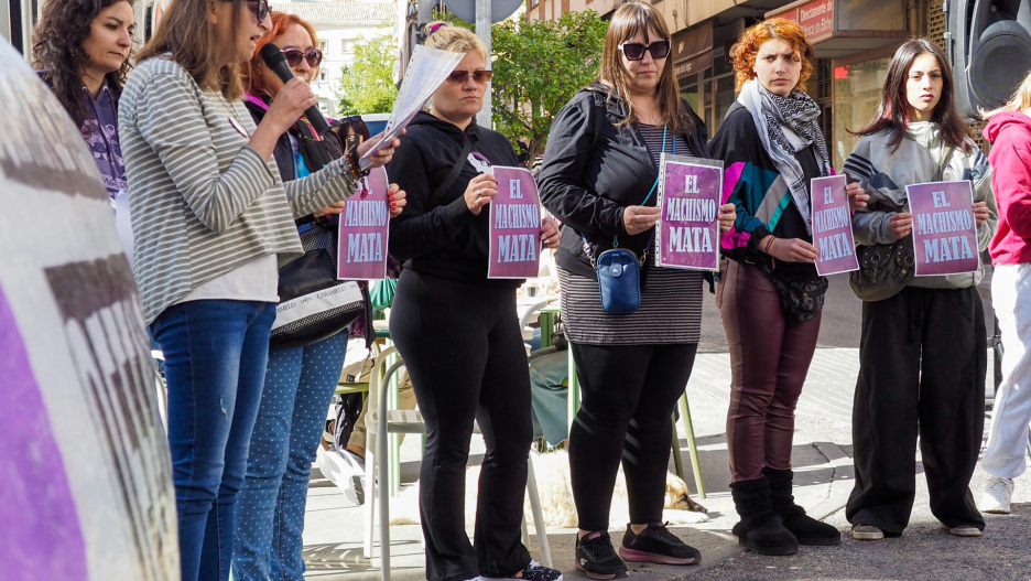 Cuenca, 10 oct (EFE).- La ciudad de Cuenca ha acogido este sábado una concentración contra el asesinato de una vecina de Valverde del Júcar, de 37 años, y mostrar su rechazo a la violencia machista. EFE /Álvaro del Olmo