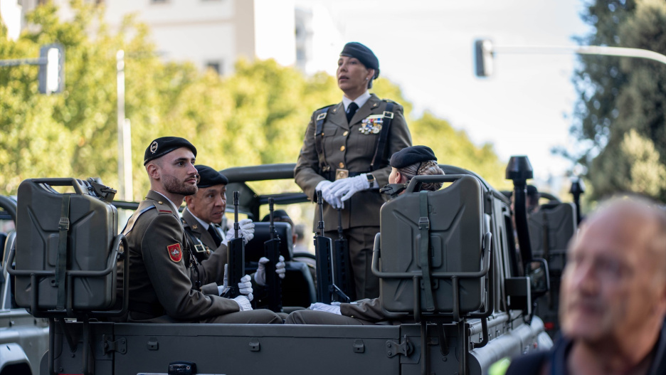 Militares durante el acto solemne de homenaje a la bandera nacional y desfile militar por el 12 de octubre, Día de la Hispanidad, en la Plaza de Cánovas del Castillo, a 12 de octubre de 2026, en Madrid (España). Los actos comienzan con el izado de bandera y van seguidos del homenaje a los que dieron la vida por el país. Posteriormente, comienzan los desfiles militares aéreos y terrestres. Alrededor de 4.400 integrantes de las Fuerzas Armadas, las Fuerzas y Cuerpos de Seguridad y distintas instituciones públicas civiles participan este año en el desfile presidido por los Reyes. El desfile aéreo ha contado con 50 aeronaves de caza, enseñanza y transporte, además de alrededor de 30 helicópteros. Por tierra han participado unos 144 vehículos y 39 motocicletas, además de unos 300 caballos y cinco perros pertenecientes a distintas unidades.

Gabriel Luengas / Europa Press
12/10/2026