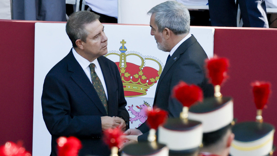 El presidente de Castilla la Mancha, Emiliano García-Page , y el presidente de las Islas Canarias, Fernando Clavijo, durante el tradicional desfile militar por las calles del centro de Madrid en el que participan casi 4.400 militares, 144 vehículos, 39 motos, 50 aviones y 32 helicópteros, este lunes Día de la Fiesta Nacional.-