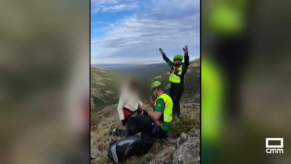 Momento del rescate a dos jóvenes en el Puerto de la Pesquera