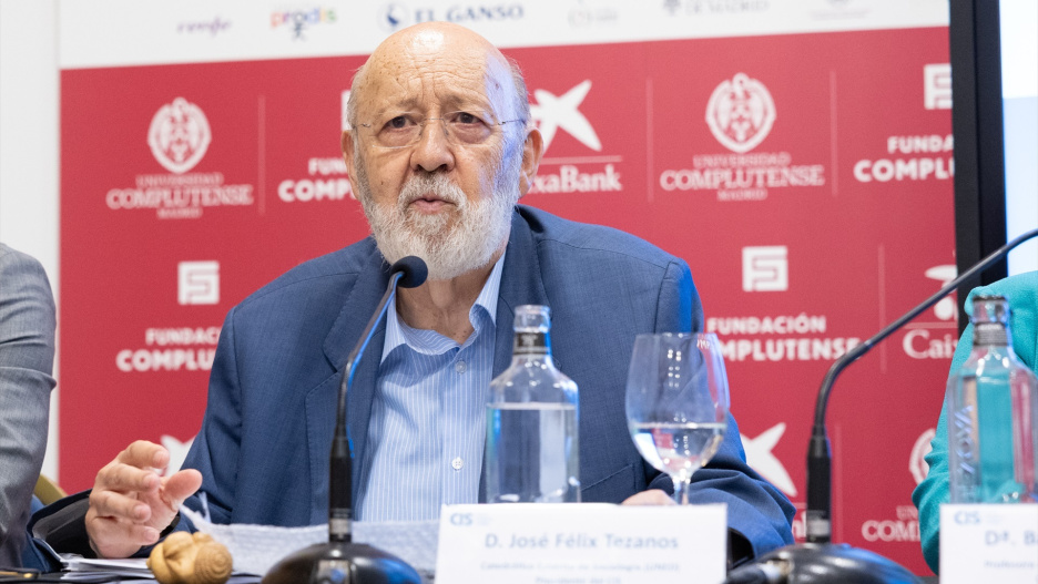 (Foto de ARCHIVO)
El presidente del CIS, José Félix Tezanos, durante uno de los Cursos de Verano de la UCM, a 1 de julio de 2026, en San Lorenzo del Escorial, Madrid (España). El curso “Sexo y poder. Tendencias, identidades y patrones erótico-sexuales y de poder en las sociedades del siglo XXI” se plantea como un espacio de análisis y reflexión sociológica sobre sexualidad, identidades, vínculos afectivos y estructuras de poder en las sociedades actuales.