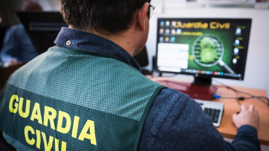 (Foto de ARCHIVO)
Un agente de la Guardia Civil maneja un ordenador

REMITIDA / HANDOUT por GUARDIA CIVIL
Fotografía remitida a medios de comunicación exclusivamente para ilustrar la noticia a la que hace referencia la imagen, y citando la procedencia de la imagen en la firma
02/3/2022