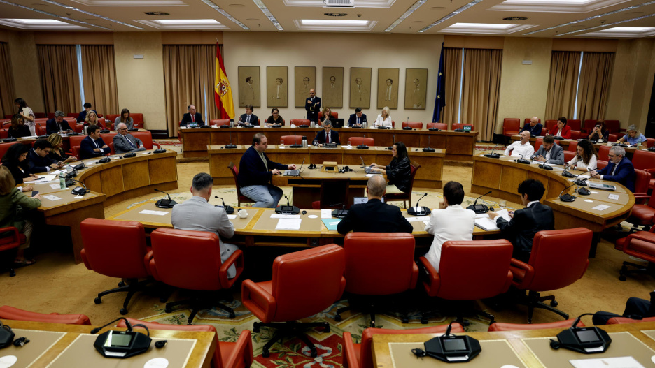 Vista general de la primera reunión de la Diputación Permanente del Congreso de los Diputados tras la disolución de las Cortes, donde se debate, este viernes, la convalidación o derogación de los reales decretos-leyes sobre las medidas frente a la dana y las ayudas a los sectores afectados por el incremento de los costes de los combustibles y la energía.