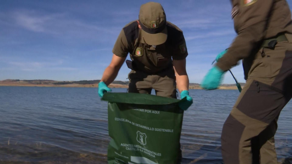 Agentes Medioambientales de Cuenca recogiendo muestras en el pantano de Alarcón.