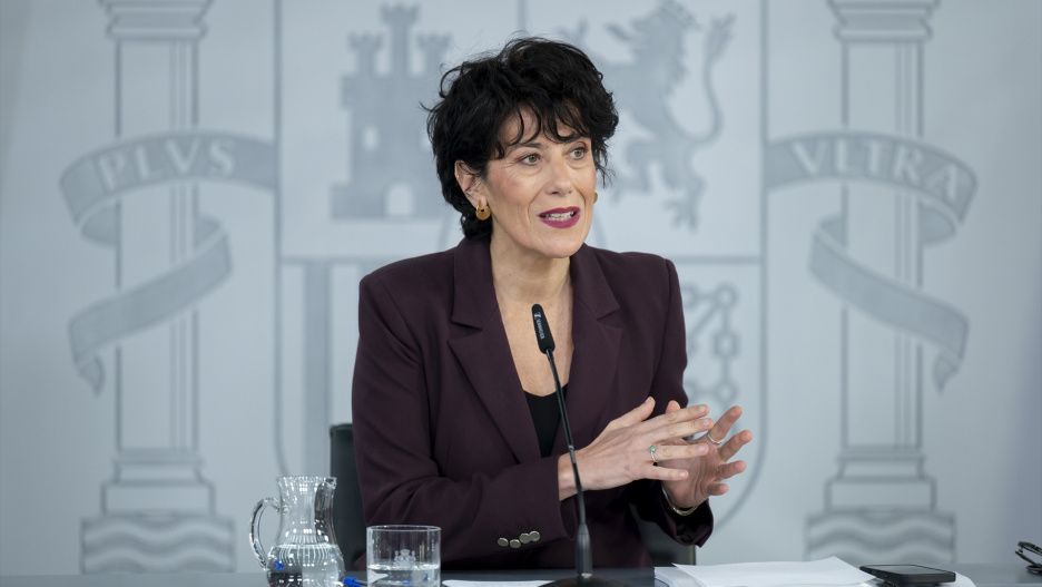 (Foto de ARCHIVO)
La ministra de Inclusión, Seguridad Social y Migraciones y portavoz del Gobierno, Elma Saiz, durante una rueda de prensa tras el Consejo de Ministros, a 13 de octubre de 2026, en Madrid (España). El Consejo de Ministros sigue manteniendo su iniciativa de seguir aprobando medidas a pesar del adelanto electoral. Una de las medidas aprobadas hoy es un real decreto por el que se regula la concesión directa de subvenciones en materia agroalimentaria y pesquera, por valor de 4,8 millones de euros.

Alberto Ortega / Europa Press
13/10/2026