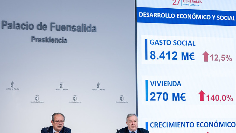 oledo, 20 de octubre de 2026.- El consejero de Hacienda, Administraciones Públicas y Transformación Digital, Juan Alfonso Ruiz Molina, presenta el Proyecto de Ley de Presupuestos Generales de Castilla-La Mancha para 2027, y el Proyecto de Ley de Medidas Tributarias, Administrativas y de Simplificación Administrativa, en rueda de prensa en el Palacio de Fuensalida.