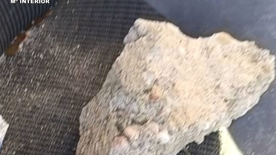 Esta es la piedra que rompió la luna del coche.