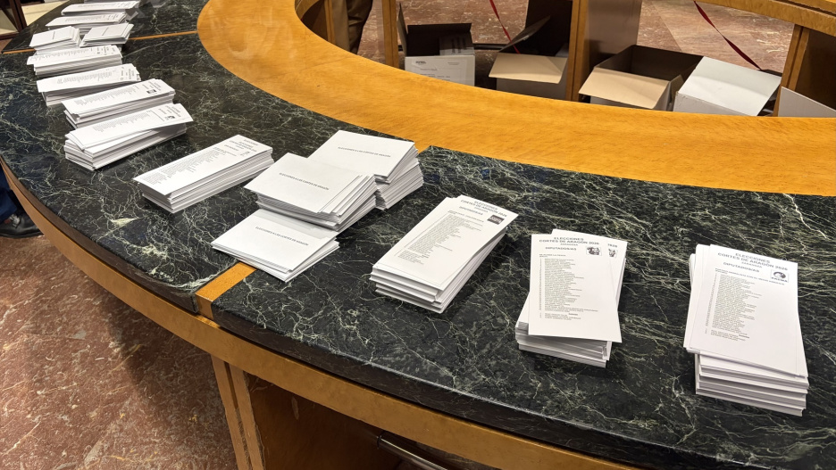 (Foto de ARCHIVO)
Papeletas electorales a disposición de los electores en un ayuntamiento del país.