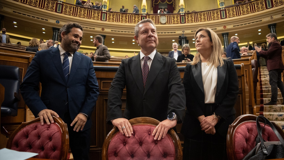 El presidente del PP de Castilla La-Mancha, el presidente de la Junta de Castilla-La Mancha y la portavoz del grupo socialista en las Cortes el pasado 11 de noviembre de 2025 en el Congreso.
