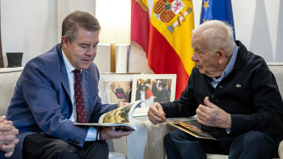 El presidente de Castilla-La Mancha, Emiliano García-Page, recibe en el Palacio de Fuensalida, en la ciudad de Toledo, al damasquinador toledano Mariano San Félix