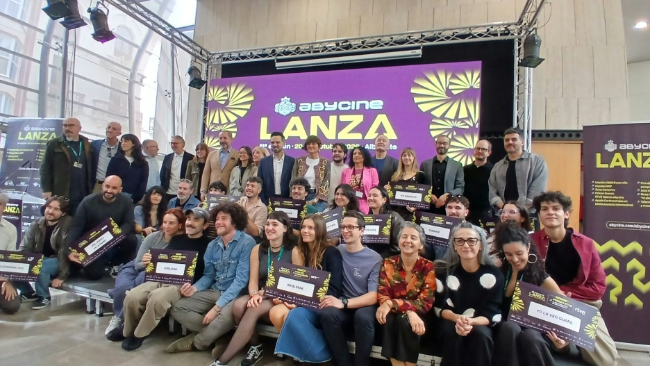 Foto de familia con todos los premiados de Abycine Lanza 2026