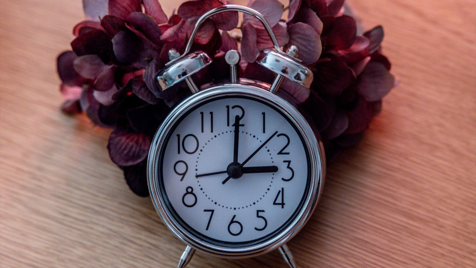 Un reloj que marca las 3:00 horas, momento en el que se retrasará a las 2:00