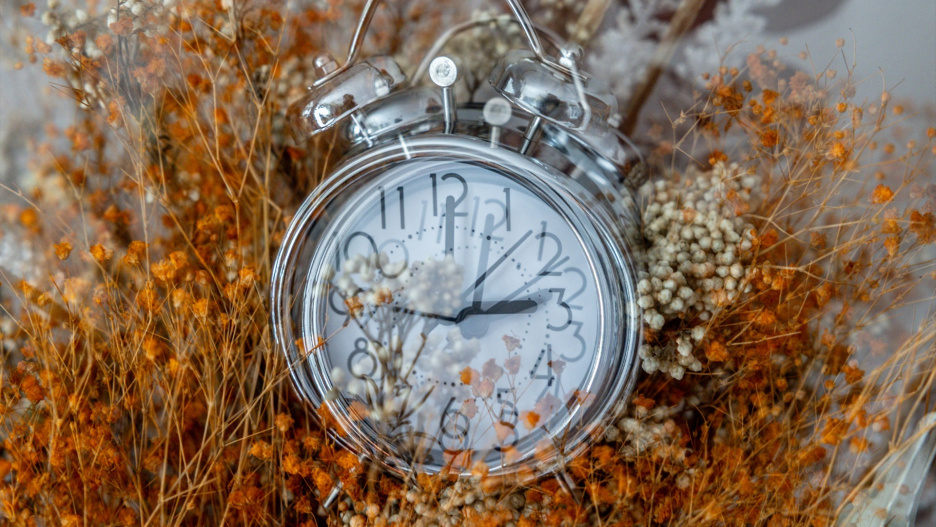 (Foto de ARCHIVO) Un reloj marca las 03.00 horas para adaptarse al horario de invierno
