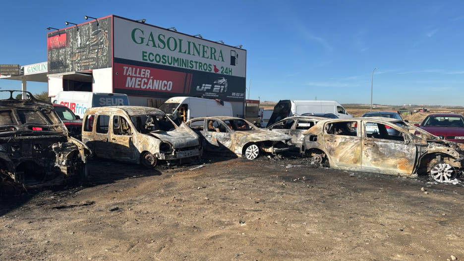 Vehículos incendiados en un taller mecánico de Mocejón.