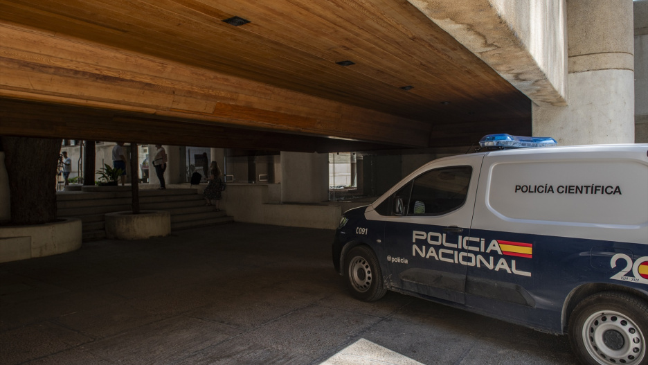 (Foto de ARCHIVO)
Furgón de la Policía Científica investigando el robo en el Museo de Albacete.

VÍCTOR FERNÁNDEZ/EUROPA PRESS
21/6/2014