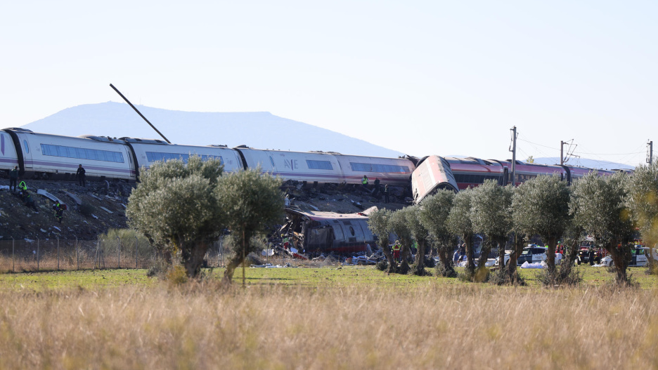 URDA (TOLEDO) 28/10/2026.- Dos trenes de alta velocidad, uno de Renfe y otro de Iryo, han colisionado a primera hora de este miércoles a la altura de la estación de Urda (Toledo), según han informado a EFE fuentes del servicio de emergencias 112, que han indicado que dos vagones han caído por un terraplén. EFE/Ismael Herrero