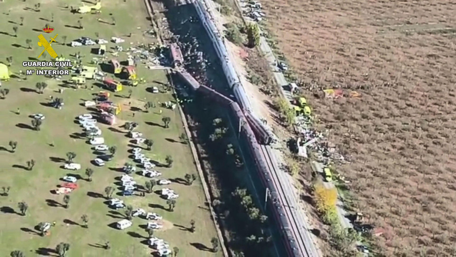 Capturas de vídeo de un dron de la Guardia Civil que muestra los dos trenes de alta velocidad, uno de Renfe y otro de Iryo, han colisionado a primera hora de este miércoles a la altura de la estación de Urda (Toledo), donde al menos hay diez fallecidos. EFE/Guardia Civil / SOLO USO EDITORIAL/SOLO DISPONIBLE PARA ILUSTRAR LA NOTICIA QUE ACOMPAÑA (CRÉDITO OBLIGATORIO)
