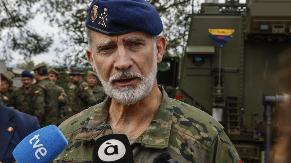 El Rey Felipe VI asiste al ejercicio ‘Grifo 2026’ del Regimiento de Defensa NBQ ‘Valencia’ nº 1, en el Campo de Maniobras de la Base Militar Jaime I, a 28 de octubre de 2026, en Bétera, Valencia, Comunidad Valenciana (España). Del 20 al 29 de octubre de 2026 se desarrolla en diversas localidades de las provincias de Valencia, el ejercicio “Grifo 26”, enfocado a mejorar la preparación de las unidades NBQ de la Fuerza Terrestre (FUTER) y del Mando de Canarias (MCANA) frente a la amenaza nuclear, biológica y química (NBQ).

Rober Solsona / Europa Press
28/10/2026