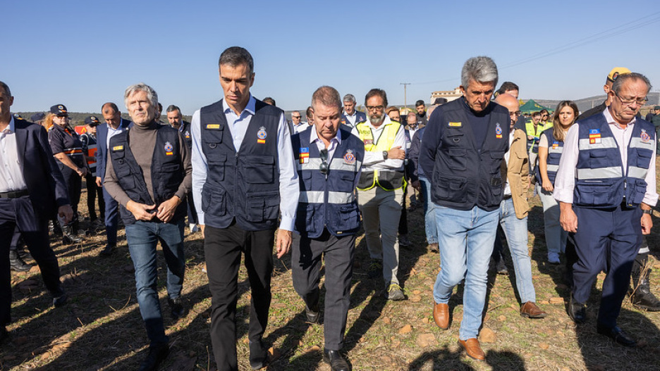 El presidente de Castilla-La Mancha, Emiliano García-Page, asiste a una reunión de coordinación en el Puesto de Mando Avanzado (PMA), para analizar la situación del accidente ferroviario registrado esta mañana por el alcance de dos trenes de alta velocidad en la estación de la localidad toledana de Urda.
