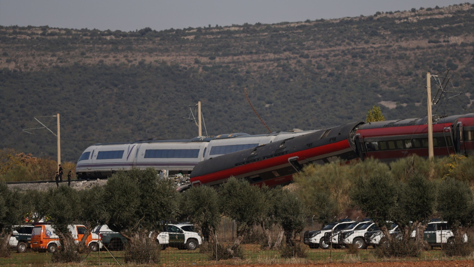 Agentes de los Servicios de Emergencias trabajan en el lugar de los hechos, a 28 de octubre de 2026, en Urda, Toledo, Castilla-La Mancha (España). Dos trenes han colisionado en la mañana de este miércoles, 28 de octubre, en la estación de la localidad toledana de Urda. En el lugar están trabajando bomberos de los parques de Alcázar de San Juan y Orgaz, Protección Civil de varios pueblos de los alrededores, tres helicópteros sanitarios y dos UVI.

Alejandro Martínez Vélez / Europa Press
28/10/2026