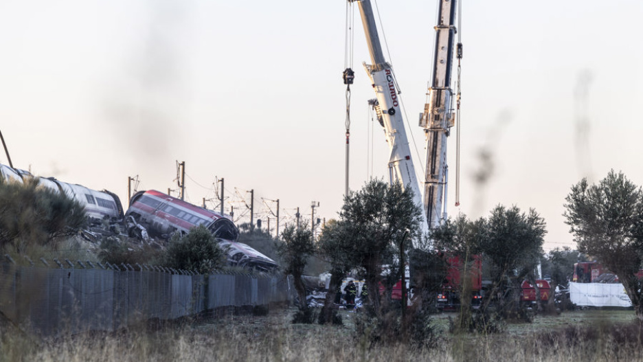 Los servicios de emergencia continúan desplegados en el lugar del accidente ferroviario un día después de la tragedia.