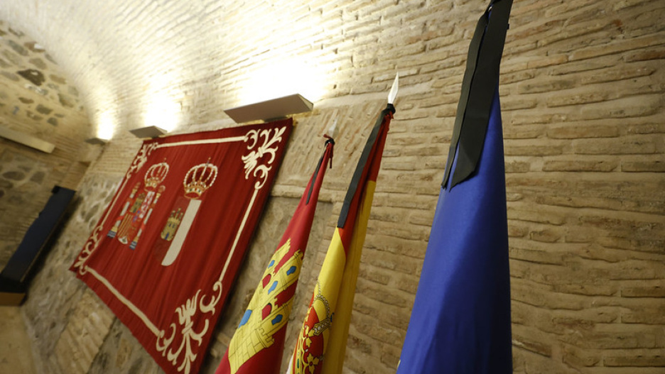 Crespones negros en las banderas del Parlamento regional