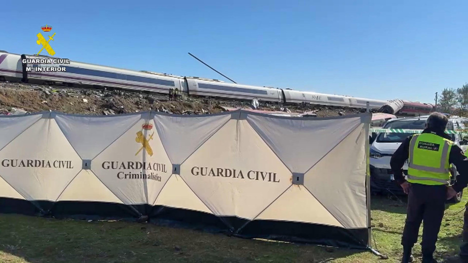 URDA (TOLEDO), 29/10/2026.- Captura de vídeo facilitado por la Guardia Civil del lugar del siniestro mientras los servicios de emergencia continúan este jueves con los trabajos de rescate de los dos trenes accidentados de Urda (Toledo). EFE/ Guardia Civil SOLO USO EDITORIAL/SOLO DISPONIBLE PARA ILUSTRAR LA NOTICIA QUE ACOMPAÑA (CRÉDITO OBLIGATORIO)
