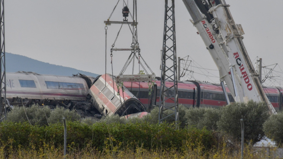 Dos grúas trabajan para retirar los vagones de los trenes accidentados, a 30 de octubre de 2026, en Urda, Toledo, Castilla-La Mancha (España).