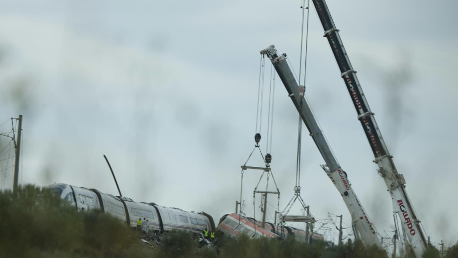 URDA (TOLEDO), 30/10/2026.- Miembros de los servicios de rescate y maquinaria pesada continúan este viernes los trabajos de rescate de los dos trenes accidentado