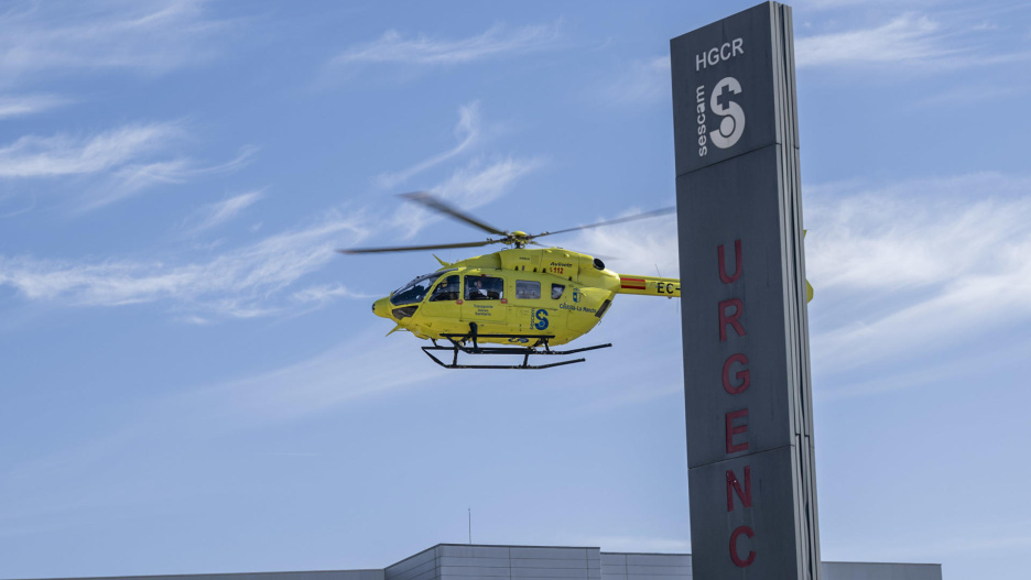CIUDAD REAL, 29/10/2026.- En la imagen, un helicóptero del Sescam, despegando en el Hospital General Universitario de Ciudad Real (HGUCR). EFE/Jesús Monroy