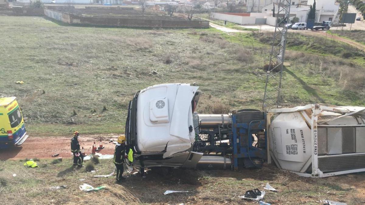 Dos heridos en el vuelco de un cami n de gas licuado en Santa Cruz