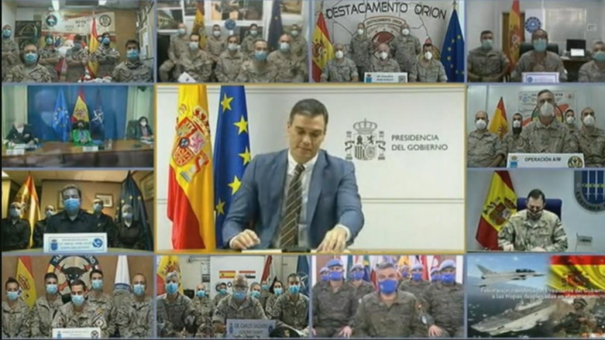 Sánchez, en los Quintos de Mora (Toledo), felicita a los tropas por su