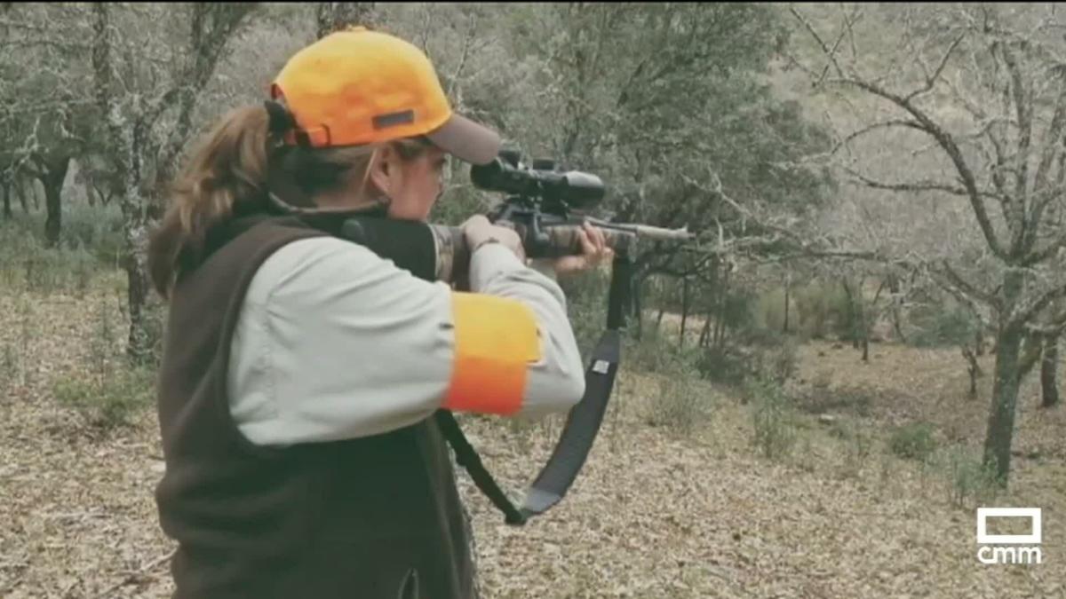 El fenómeno de la caza (femenina) en España: se duplica en un año el número  de mujeres con licencia de armas