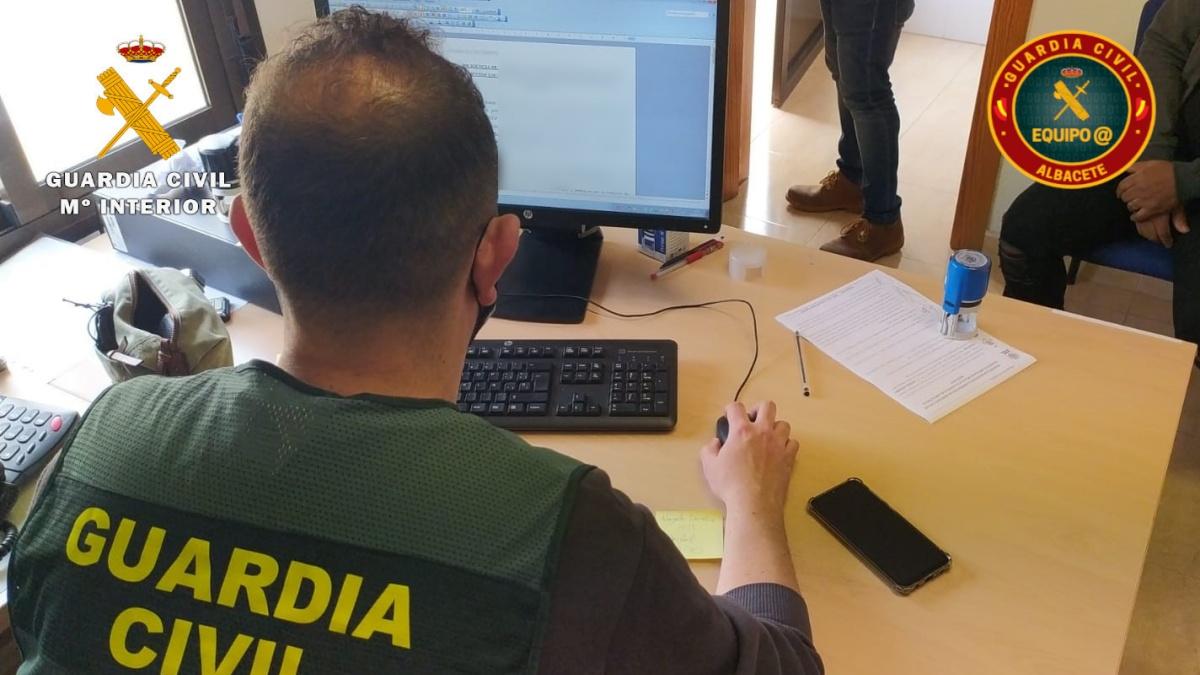 La Guardia Civil de Villarrobledo advierte de los chantajes con imágenes de  contenido sexual