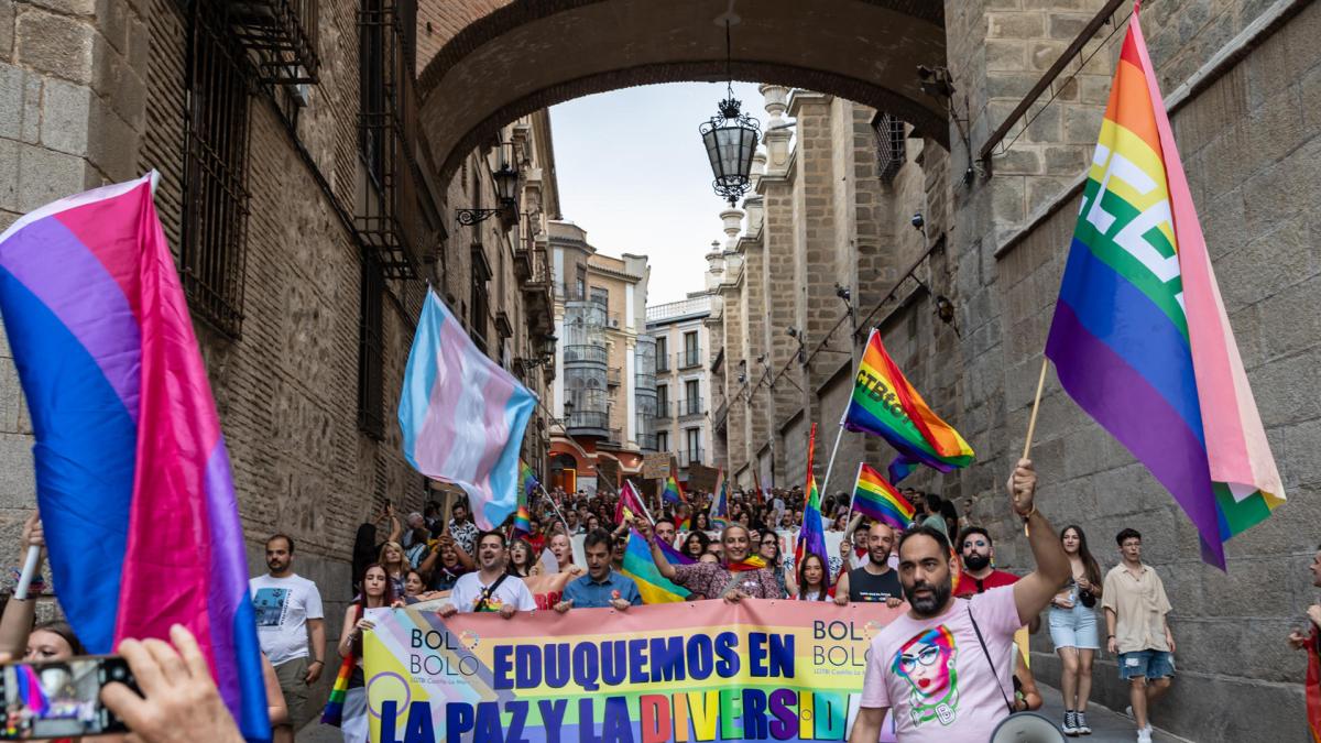 Cientos de personas se manifiestan en apoyo al colectivo LGTBI en Toledo