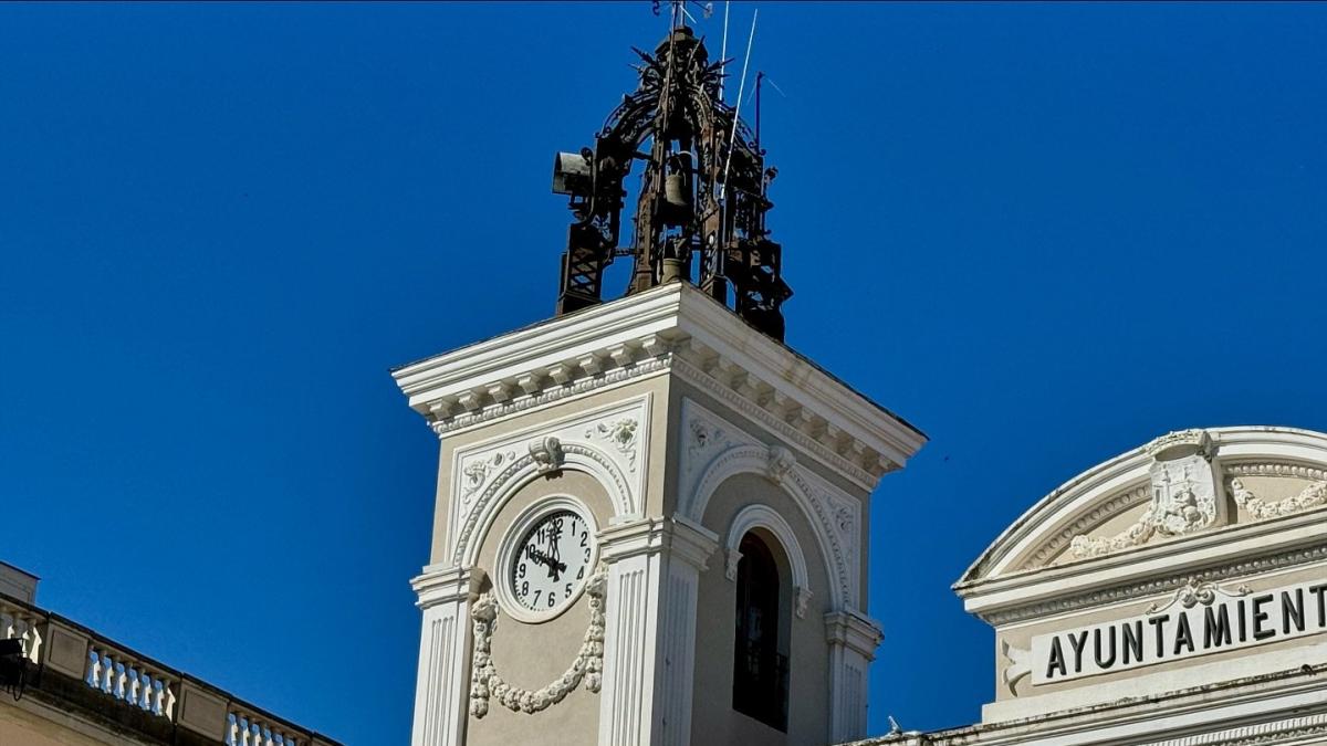 Las campanas del reloj del ayuntamiento dejan de sonar por el peligro ...
